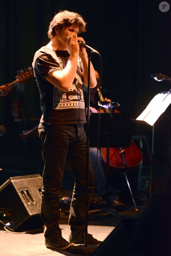Bertrand Cantat sur scène pour le spectacle "Dernières nouvelles de Frau Major" en hommage à Alain Bashung, présenté au 104 à Paris, le 29 mars 2013.