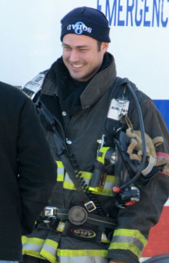 Taylor Kinney, le petit-ami de Lady Gaga sur le tournage de Chicago Fire à Chicago, le 20 février 2013.