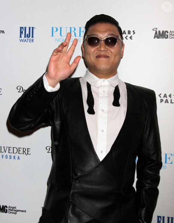 Le chanteur Psy pose après un showcase dans une boîte de nuit à Las Vegas, le 29 décembre 2012.