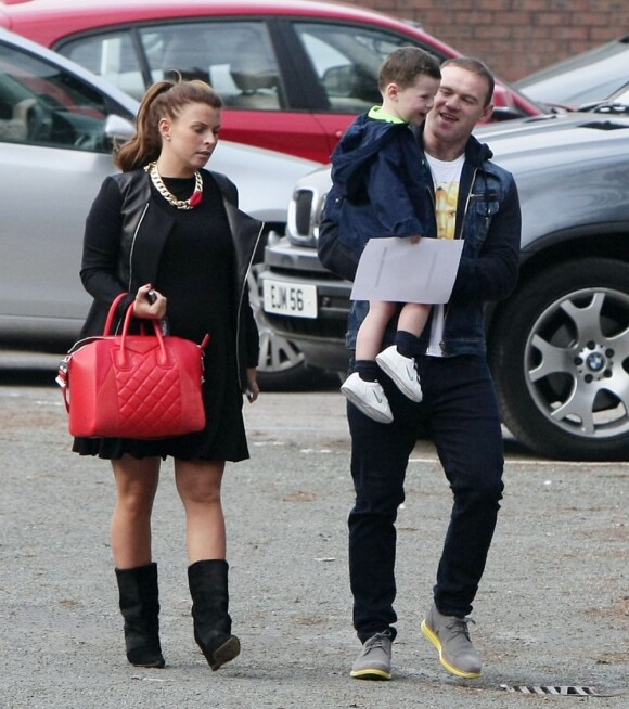 Wayne Rooney avec sa femme Coleen et leur fils Kai à Wilmslow, le 6 mars 2013.