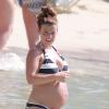 Coleen Rooney, très enceinte, passe la journee avec son fils Kai à la Barbade, le 10 fevrier 2013.