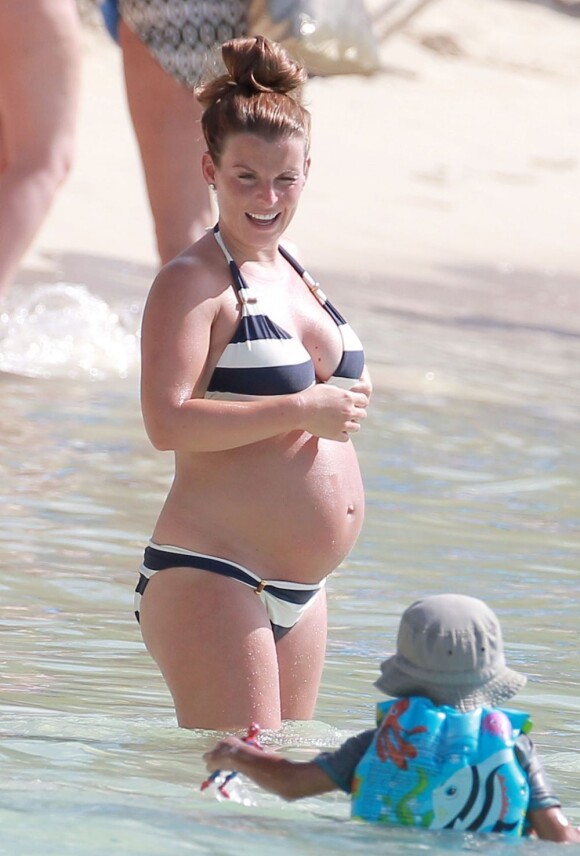 Coleen Rooney, très enceinte, passe la journee avec son fils Kai à la Barbade, le 10 fevrier 2013.