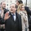 Le président François Hollande et Valérie Trierweiler quittent la préfecture pour marcher dans les rues de Tulle, le 6 avril 2013.