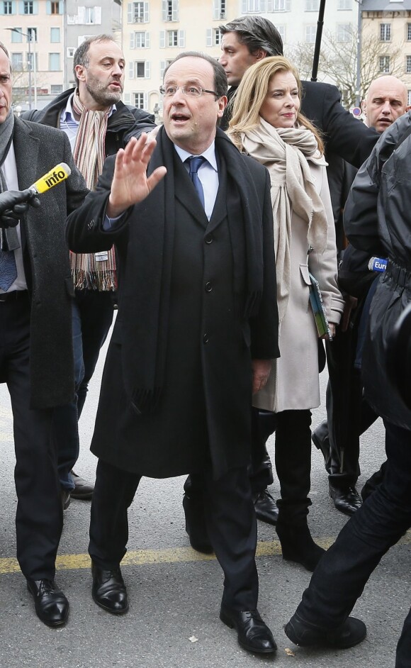 Le président François Hollande et Valérie Trierweiler quittent la préfecture pour marcher dans les rues de Tulle, le 6 avril 2013.