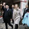 François Hollande et sa compagne Valérie Trierweiler quittent la préfecture pour marcher dans les rues de Tulle, le 6 avril 2013.