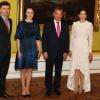Le prince Frederik et la princesse Mary de Danemark posant avec le président de la Finlande Sauli Niinistö et son épouse Jenni Haukio lors des arrivées au palais Moltke (Christian VII) le 5 avril 2013 pour le dîner ponctuant leur visite d'Etat.