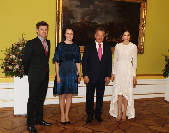 Le prince Frederik et la princesse Mary de Danemark posant avec le président de la Finlande Sauli Niinistö et son épouse Jenni Haukio lors des arrivées au palais Moltke (Christian VII) le 5 avril 2013 pour le dîner ponctuant leur visite d'Etat.