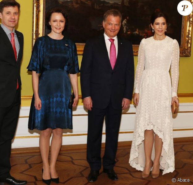 Le prince Frederik et la princesse Mary de Danemark posant avec le président de la Finlande Sauli Niinistö et son épouse Jenni Haukio lors des arrivées au palais Moltke (Christian VII) le 5 avril 2013 pour le dîner ponctuant leur visite d'Etat.