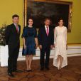  Le prince Frederik et la princesse Mary de Danemark posant avec le président de la Finlande Sauli Niinistö et son épouse Jenni Haukio lors des arrivées au palais Moltke (Christian VII) le 5 avril 2013 pour le dîner ponctuant leur visite d'Etat. 