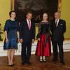 La reine Margrethe II de Danemark et le prince consort Henrik posent avec le président de la Finlande Sauli Niinistö et son épouse Jenni Haukio lors des arrivées au palais Moltke (Christian VII) le 5 avril 2013 pour le dîner ponctuant leur visite d'Etat.
