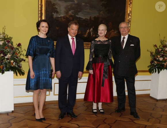 La reine Margrethe II de Danemark et le prince consort Henrik posent avec le président de la Finlande Sauli Niinistö et son épouse Jenni Haukio lors des arrivées au palais Moltke (Christian VII) le 5 avril 2013 pour le dîner ponctuant leur visite d'Etat.