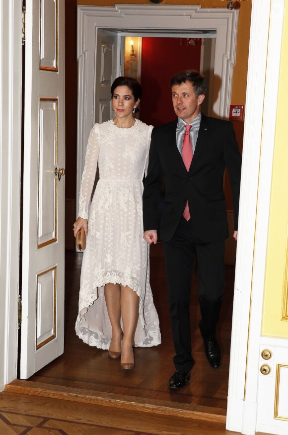 Le prince héritier Frederik et la princesse Mary de Danemark lors des arrivées au palais Moltke (Christian VII) le 5 avril 2013 pour le dîner ponctuant la visite d'Etat de deux jours du président de la Finlande Sauli Niinistö et son épouse Jenni Haukio.