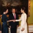  La princesse Mary de Danemark saluant la première dame de Finlande Jenni Haukio lors des arrivées au palais Moltke (Christian VII) le 5 avril 2013 pour le dîner ponctuant la visite d'Etat de deux jours du président de la Finlande Sauli Niinistö. 