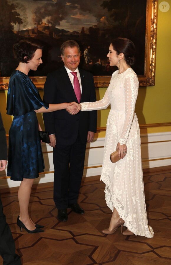 La princesse Mary de Danemark saluant la première dame de Finlande Jenni Haukio lors des arrivées au palais Moltke (Christian VII) le 5 avril 2013 pour le dîner ponctuant la visite d'Etat de deux jours du président de la Finlande Sauli Niinistö.