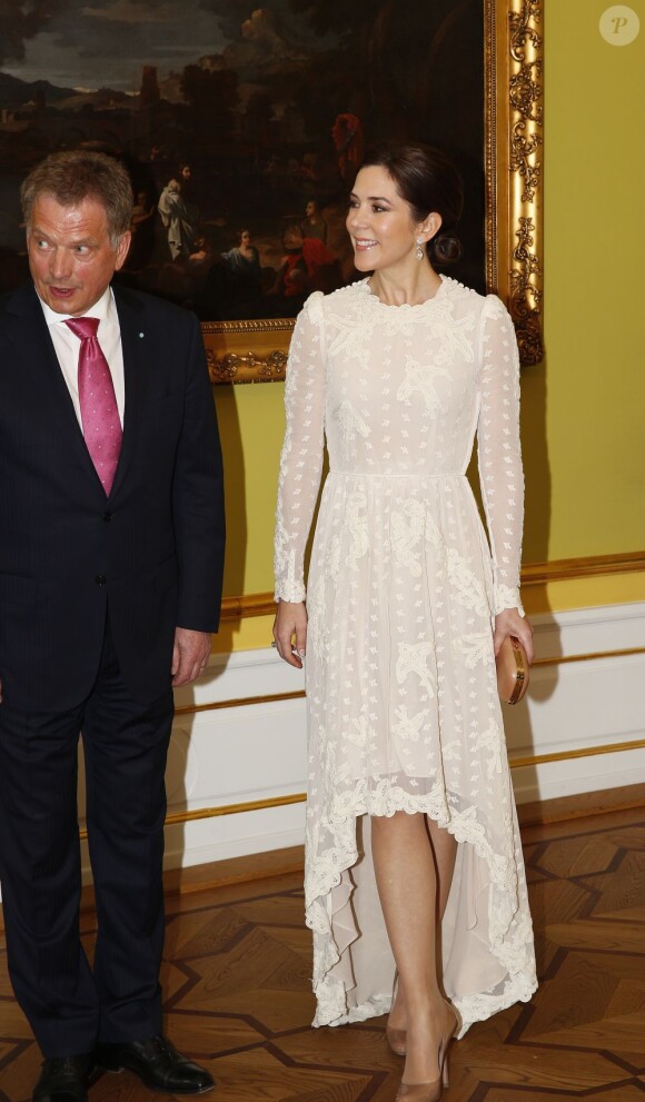 La princesse Mary de Danemark lors des arrivées au palais Moltke (Christian VII) le 5 avril 2013 pour le dîner ponctuant la visite d'Etat de deux jours du président de la Finlande Sauli Niinistö et son épouse Jenni Haukio.