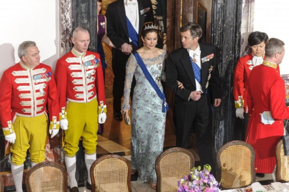 La princesse Mary de Danemark était éblouissante pour le dîner d'Etat donné le 4 avril 2013 au palais de Fredensborg pour le président finlandais Sauli Niinistö et son épouse Jenni Haukio.