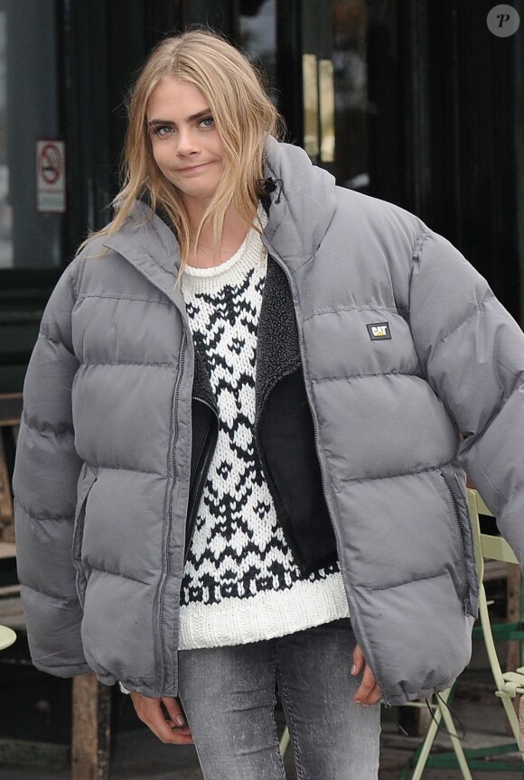 Le mannequin Cara Delevingne au chaud sous sa doudoune lors d'un shooting pour Pepe Jeans à Londres. Le 9 avril 2013.