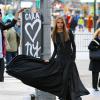 Cara Delevingne en plein shooting photo pour DKNY à New York, le 21 mars 2013.