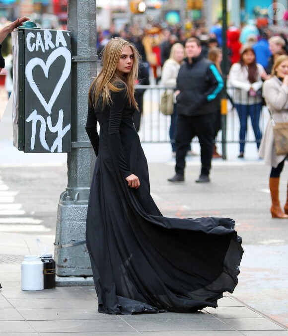 Cara Delevingne en pleine séance photo pour DKNY à New York, le 21 mars 2013.