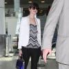Anne Hathaway quitte l'aéroport de Los Angeles, le 9 avril 2013.