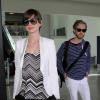 Anne Hathaway et son mari Adam Shulman à l'aéroport de Los Angeles, le 9 avril 2013. Le couple arrive de New York.