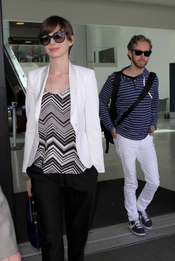 Anne Hathaway et son mari Adam Shulman à l'aéroport de Los Angeles, le 9 avril 2013. Le couple arrive de New York.