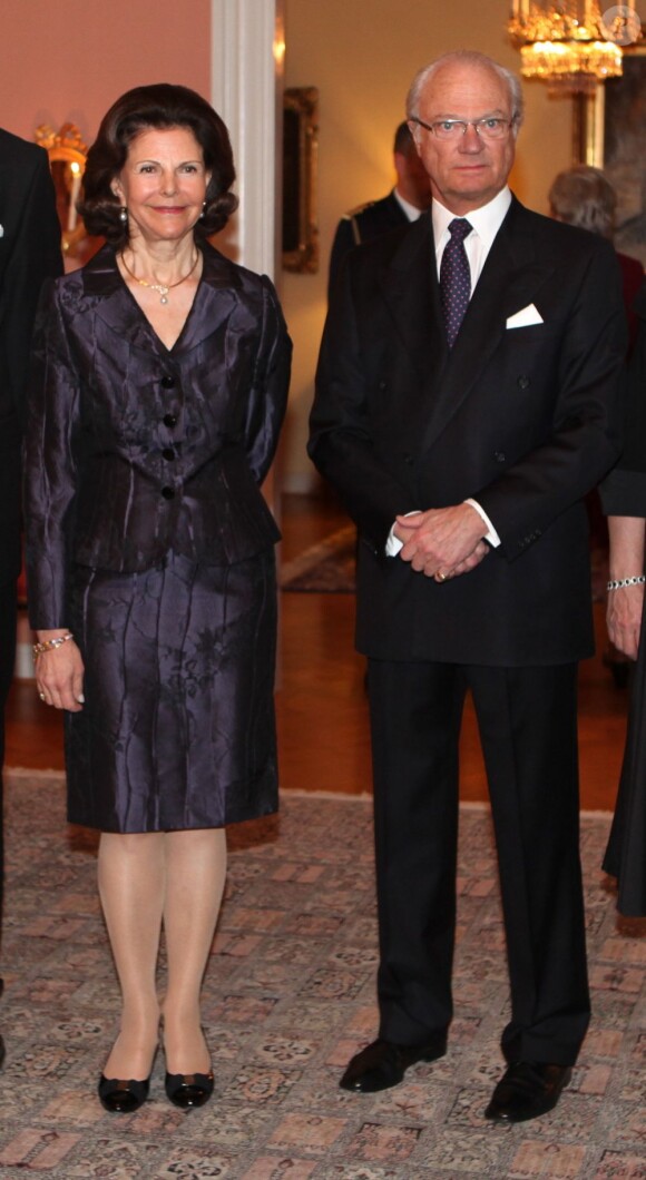 Le roi Carl XVI Gustaf de Suède et la reine Silvia chez le gouverneur du comté de Skane, à Malmö, en visite le 5 avril 2013, dans le cadre de la tournée du jubilé de diamant du souverain, monté sur le trône le 15 septembre 1973.