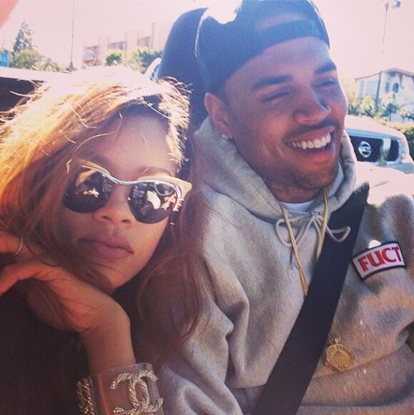 Rihanna postait sur sa page Instagram cette photo de Chris Brown et elle avec en légende : "This shit look like a toupee."