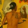 Chris Brown s'accorde une pause graffiti pendant son marathon promo pour son nouveau single Fine China, extrait de l'album X.