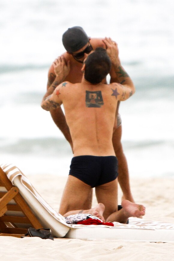Marc Jacobs et Harry Louis, un couple démonstratif sur une plage d'Ipanema à Rio de Janeiro. Le 10 avril 2013.