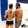 Marc Jacobs et Harry Louis, détendus sur une plage d'Ipanema à Rio de Janeiro. Le 10 avril 2013.