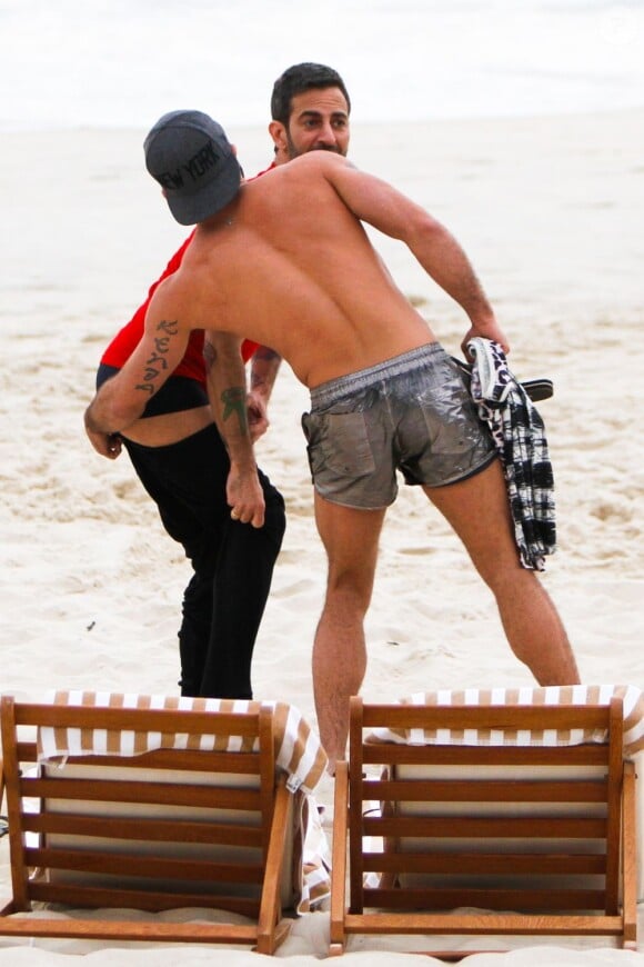 Marc Jacobs et son compagnon Harry Louis font durer le plaisir des vacances à Rio de Janeiro. Le 10 avril 2013.