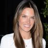 Alessandra Ambrosio, sublime dans une robe blanche accessoirisée de souliers Yves Saint Laurent et d'une pochette Alexander McQueen, se rend au restaurant Bagatelle avec son fiancé Jamie Mazur et des amis pour fêter son 32e anniversaire. West Hollywood, le 10 avril 2013.