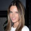 Alessandra Ambrosio, superbe pour fêter son 32e anniversaire au restaurant Bagatelle avec son fiancé Jamie Mazur et des amis. West Hollywood, le 10 avril 2013.