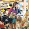 Exclusif - Alessandra Ambrosio fait ses courses avec sa fille Anja au supermarché bio Whole Foods à Santa Monica, le 10 avril 2013.