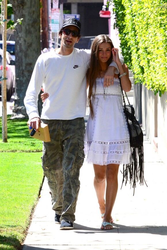 Adrien Brody très amoureux de sa belle Lara Lieto lors d'une ballade du côté de West Hollywood le 10 avril 2013