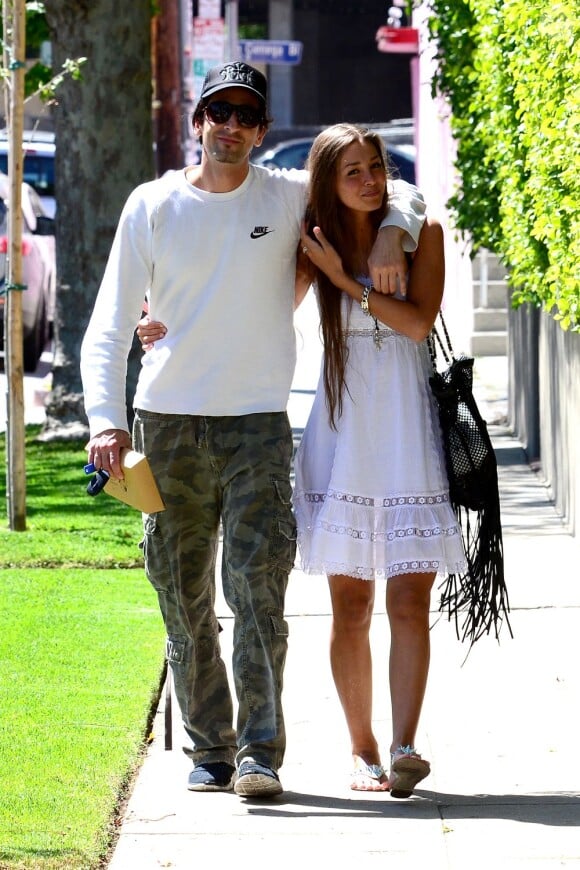 Adrien Brody et sa belle Lara Lieto complices lors d'une ballade en amoureux du côté de West Hollywood le 10 avril 2013