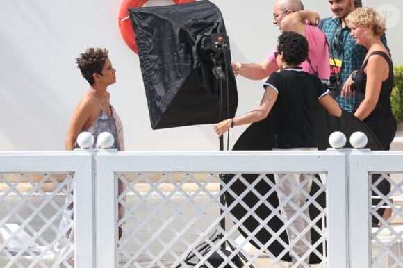 Halle Berry prend la pose pour une séance photo au Copacabana Palace Hotel à Rio de Janeiro, le 11 avril 2013.