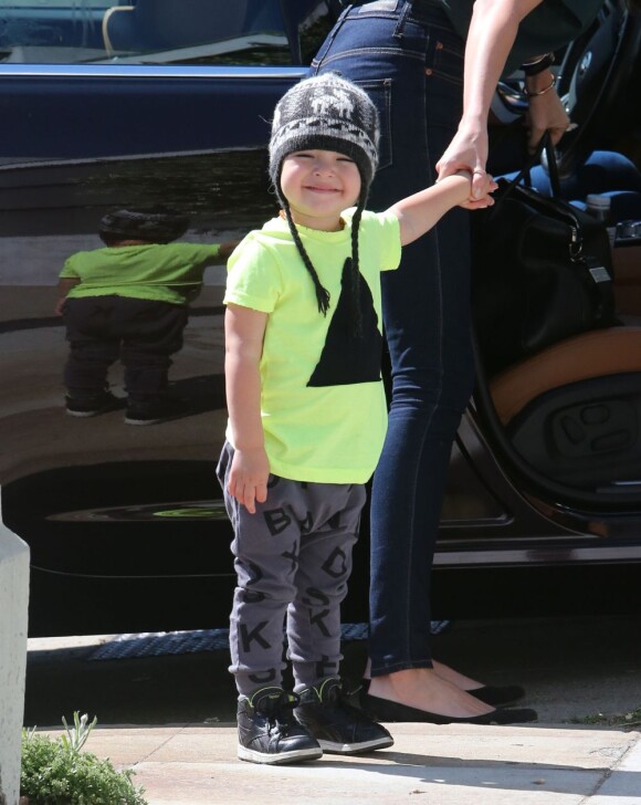 La ravissante Miranda Kerr et son fils Flynn, toujours aussi souriant, dans les rues de West Hollywood, le 11 avril 2013.