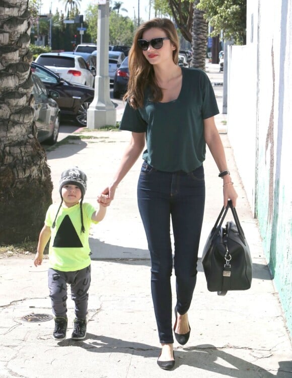 La superbe Miranda Kerr et son fils Flynn, toujours aussi souriant, dans les rues de West Hollywood, le 11 avril 2013.