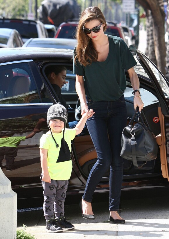 La belle Miranda Kerr et son fils Flynn, toujours aussi souriant, dans les rues de West Hollywood, le 11 avril 2013.
