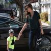 Miranda Kerr et son fils Flynn, toujours aussi souriant, dans les rues de West Hollywood, le 11 avril 2013.