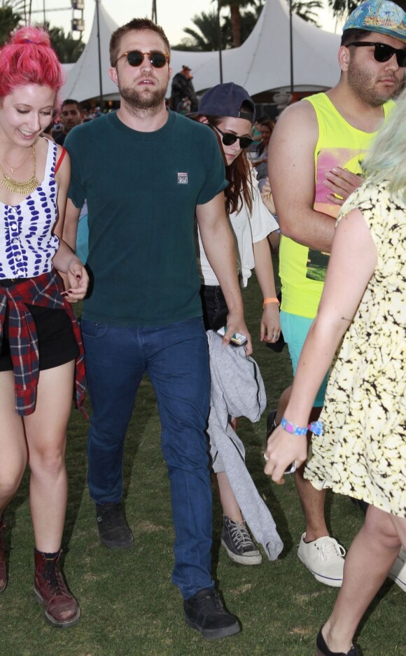 Kristen Stewart et Robert Pattinson main dans la main à Coachella 2013.