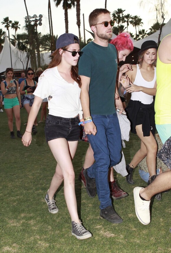 Kristen Stewart et Robert Pattinson en amoureux à Coachella 2013 le 13/04/2013.