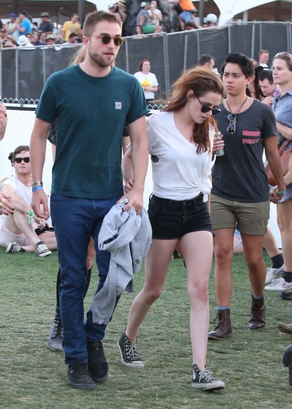 Kristen Stewart et Robert Pattinson en amoureux à Coachella 2013 le 13 avril 2013.