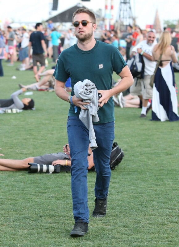 Robert Pattinson sur la pelouse de Coachella 2013.