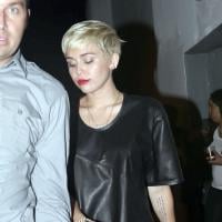 Miley Cyrus : Robe en cuir, la belle blonde dévergondée s'éclate sans boyfriend