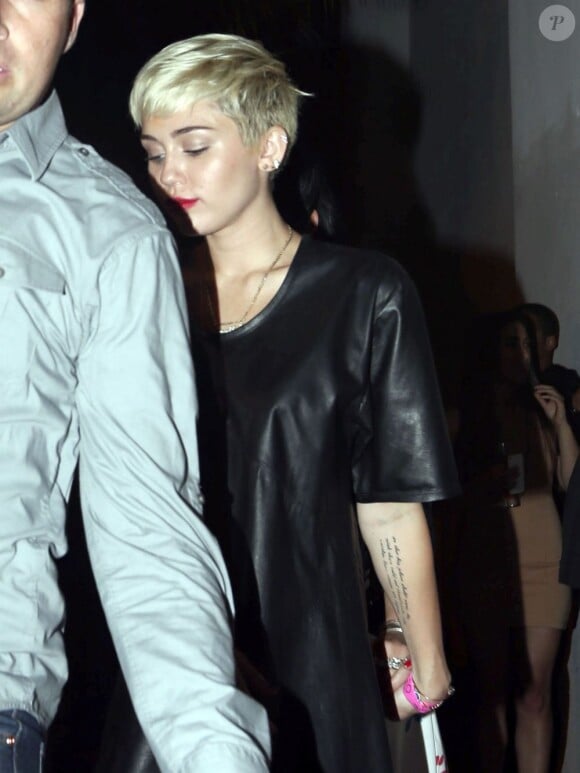 Miley Cyrus en look rebelle pendant la soirée au nightclub Cameo avec des amis à Miami, le 7 avril 2013.