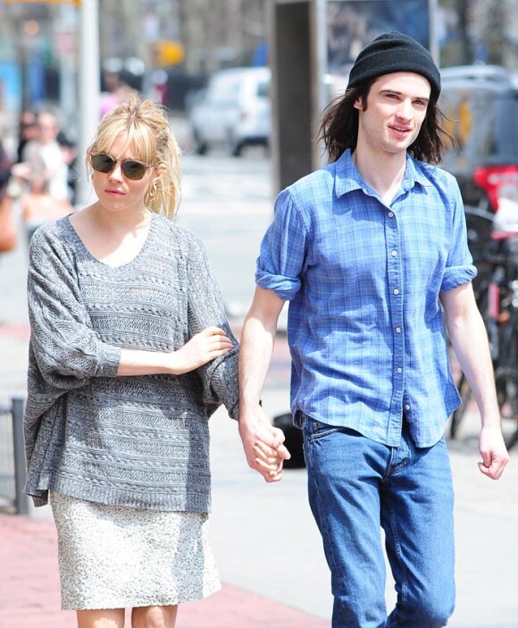 Sienna Miller et son petit ami Tom Sturridge dans les rues de New York, le 15 avril 2013.