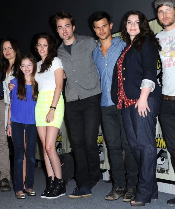 Taylor Lautner, Mackenzie Foy, Kristen Stewart, Robert Pattinson, Peter Facinelli, Elizabeth Reaser et Stephenie Meyer lors du Comic-Con 2012